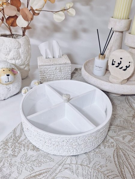 مضيفة ديكور مقسم / 4 ريزن بغطاء اكريلاك شفاف 48*17*8 سم Y3090