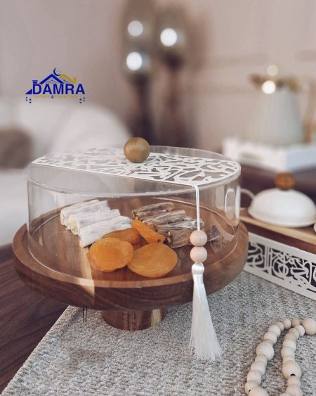 مضيفة كيك وسط خط عربي 15-122